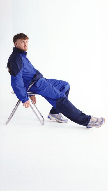 Harvey Elliott wearing blue 2010 shoes.